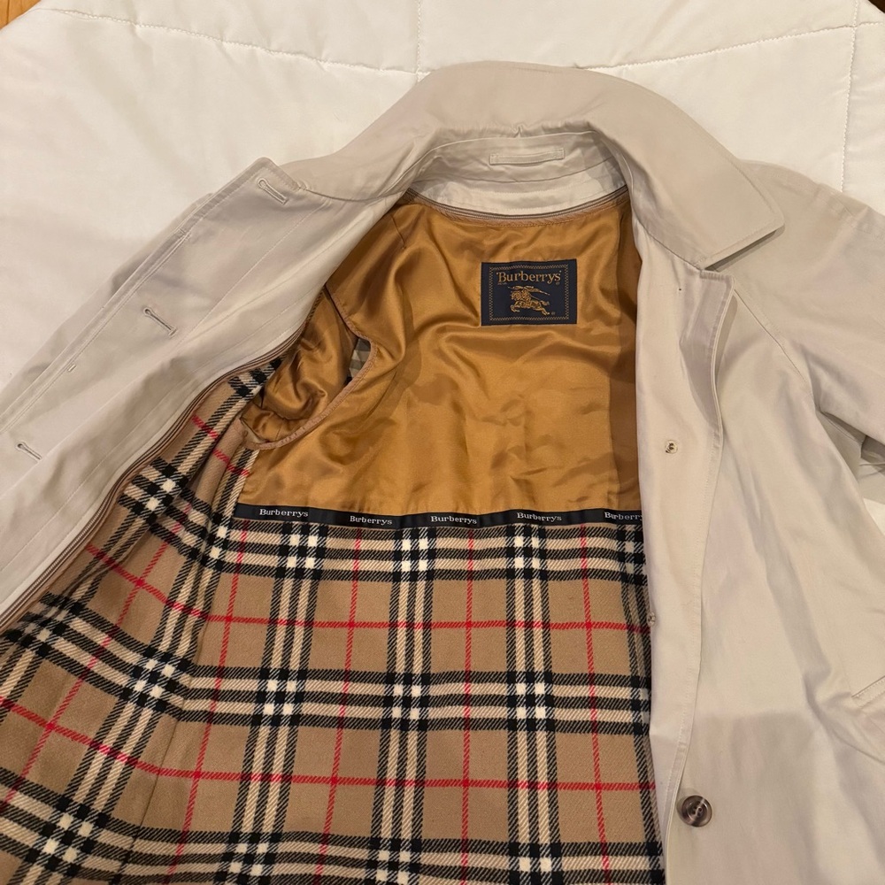 Burberry Classic Beige Trench Coat with Vintage Nova Check Lining